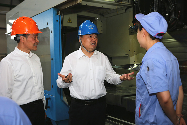 郝鹏与Z6官网集团一线出产人员深刻互换